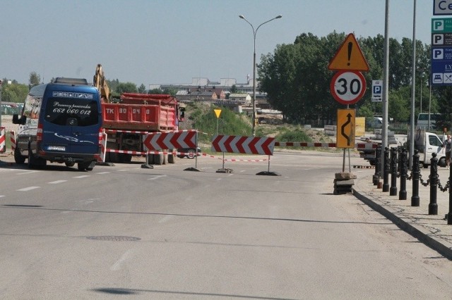 Aktualnie kierowcy wjeżdżają na ulicę Czarnowską przez mały odcinek drogi tymczasowej.
