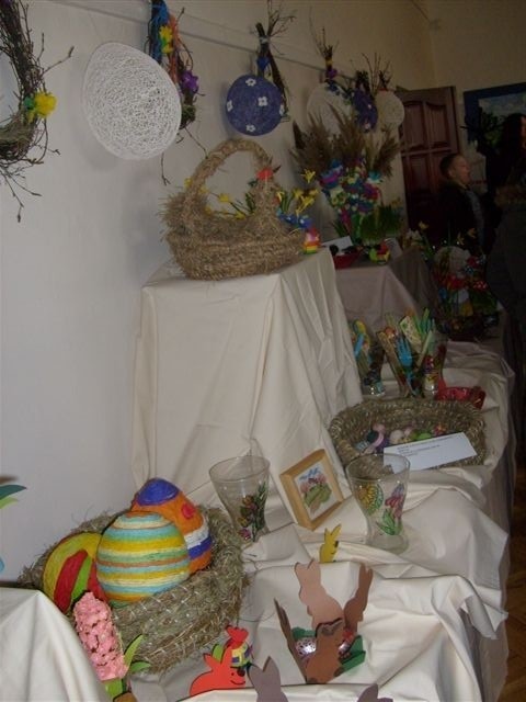 W domu kultury można oglądać między innymi palmy, koszyczki i pisanki wykonane przez uczniów szkoły w Kostrzyniu.