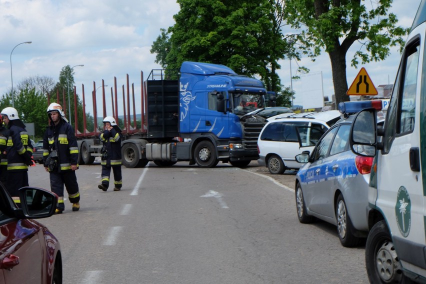 Wypadek na DK 65 w Fastach. Zderzenie ciężarówki z osobówką