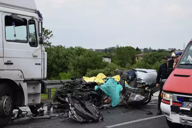 Zderzyła się ciężar&oacute;wka i samoch&oacute;d osobowy. Ze wstępnych ustaleń wynika, że kierującemu samochodem ciężarowym nic się nie stało. Autem osobowym podr&oacute;żowały cztery osoby. Na miejscu zginęły trzy. Dziecko zostało zabrane śmigłowcem Lotniczego Pogotowia Ratunkowego do szpitala w Bydgoszczy. - Zgłoszenie o wypadku drogowym otrzymaliśmy o godz. 14.34. Po przyjeździe na miejsce zastaliśmy dwa pojazdy: auto osobowe i ciężarowe po zderzeniu. W sumie podr&oacute;żowało nimi pięć os&oacute;b - relacjonuje kpt. Błażej Chamier - Ciemiński, rzecznik prasowy Komendy Powiatowej Straży Pożarnej w Chojnicach. &gt;&gt; Najświeższe informacje z regionu, zdjęcia, wideo tylko na www.pomorska.pl &lt;&lt;Z samochodu osobowego przeżyło tylko dziecko. To 11-letni chłopiec. Trafił do szpitala w Bydgoszczy. Dw&oacute;jka pozostałych pasażer&oacute;w i kierowca, zginęli na miejscu. - Ze wstępnych ustaleń wynika, że kierujący toyotą avensis jadąc w kierunku Człuchowa z nieustalonych przyczyn zjechał z pasu ruchu i czołowo zderzył się z nadjeżdżającym pojazdem marki MAN - m&oacute;wi sierż. Justyna Przytarska, oficer prasowy Komendy Powiatowej Policji w Chojnicach.- Śmierć na miejscu poniosło dw&oacute;ch mężczyzn i kobieta. Policjanci ustalają personalia os&oacute;b kt&oacute;re podr&oacute;żowały toyotą. Cały czas trwają czynności policjant&oacute;w pod nadzorem prokuratora. Droga wciąż jest zablokowana. Do odwołania - dodaje Przytarska.Jak udało nam się nieoficjalnie ustalić w wypadku zginęło starsze małżeństwo oraz ich syn. Ranny chłopiec, to wnuk i syn ofiar. Policja na razie nie potwierdza tych informacji.Policjanci zorganizowali objazdy. Obwodnica Chojnic w kierunku Malborka jest zablokowana. Trwają czynności z udziałem prokuratora. Jak szacują strażacy droga może być nieprzejezdna jeszcze kilka godzin.  &lt;iframe src=&quot;https://www.google.com/maps/embed?pb=!1m18!1m12!1m3!1d18903.94849791255!2d17.54194502844432!3d53.68274016037274!2m3!1f0!2f0!3f0!3m2!1i1024!2i768!4f13.1!3m3!1m2!1s0x47024643a1a20153:0x9938117bc7f4ecc5!2sChojnice!5e0!3m2!1spl!2spl!4v1499694999390&quot; width=&quot;600&quot; height=&quot;450&quot; frameborder=&quot;0&quot; style=&quot;border:0&quot; allowfullscreen&gt;&lt;/iframe&gt;&lt;center&gt;Tragiczny wypadek na obwodnicy Chojnic. Nie żyją trzy osoby!&lt;script class=&quot;XlinkEmbedScript&quot; data-width=&quot;640&quot; data-height=&quot;360&quot; data-url=&quot;//get.x-link.pl/771837d5-17c6-d468-9131-a8d3d8cde88a,c0f85389-040e-b162-002c-b918f0058e57,embed.html&quot; type=&quot;application/javascript&quot; src=&quot;//prodxnews1blob.blob.core.windows.net/cdn/js/xlink-i.js&quot;&gt;&lt;/script&gt;&lt;/center&gt;