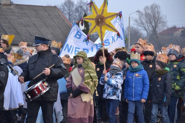 W Skępem już po raz drugi zorganizowano orszak Trzech Króli. Barwny korowód wyruszył w samo południe ze skępskiego rynku, by dotrzeć na plac odpustowy przed Sanktuarium NMP Skępskiej. >> Najświeższe informacje z regionu, zdjęcia, wideo tylko na www.pomorska.pl 