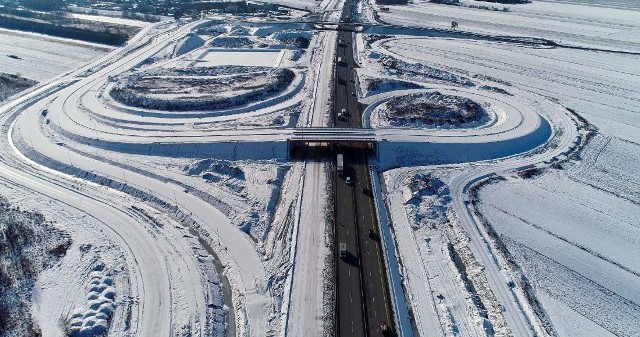 Zimowa budowa autostrady A1 za Częstochową z lotu ptaka Zobacz kolejne zdjęcia. Przesuwaj zdjęcia w prawo - naciśnij strzałkę lub przycisk NASTĘPNE