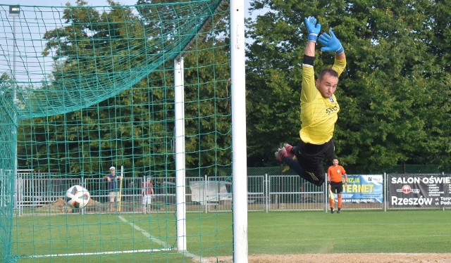 Izolator Boguchwała - SPEC Stal Łańcut 2:1 (0:1)Bramki: 0:1 Róg 35, 1:1 Daniel 85-wolny, 2:1 J. Wilk 87.Izolator: Ziobro – Lukanzu ż (46 Gajdek), Bogacz ż, Kasprzyk – Worosz (72 Płocica), Ciemierkiewicz (85 T. Nalepka), Walas (60 Leśniak), Daniel, K. Wilk – Geci (81 J. Wilk), P. Nalepka. Trener Bartosz Zołotar.SPEC Stal: Słysz – Cwynar, Kmuk ż, Sokolenko, P. Wójcik – Bieniasz (60 Góra), Skała ż (85 N. Paczocha), Mach, Dudek – Buć (70 Balawender), Róg ż (76 Walat). Trener Krzysztof Korab.Sędziował Tomczyk (Jarosław). Widzów 250.Na dzień dobry mający spore aspiracje Izolator Boguchwała mierzył się z beniaminkiem, ale takim, który może być czarnym koniem tych rozgrywek. W łańcuckim zespole aż się bowiem roi od ogranych zawodników, którzy z niejednego pieca chleb jedli. I tak naprawdę ciężko było wskazać zdecydowanego faworyta tego pojedynku.Goście zaczęli bez respektu dla swojego rywala i przez całą pierwszą połowę to oni sprawiali lepsze wrażenie. Nie pozwalali miejscowym na zbyt wiele, a sami starali się konstruować ciekawe akcje ofensywne. Długo jednak pod obiema bramkami nie działo się zbyt wiele, choć tempo meczu było satysfakcjonujące. Ze strony miejscowych kilka razy szarpnął Michał Daniel, lecz bez większego efektu.Przyjezdni grali dobrze i zapracowali na bramkę. Drużyna Krzysztofa Koraba wyszła z szybkim atakiem, prawym skrzydłem przedarł się Dawid Bieniasz i wycofał piłkę do Patryka Roga, który nie dał szans bramkarzowi Izolatora.W tej części gospodarze nie byli w stanie odpowiedzieć, ale pewnym było, że po zmianie stron zaatakują ze zdwojoną mocą. I faktycznie tak się stało. Miejscowi ruszyli z impetem, a SPEC Stal z każdą kolejną minutą była coraz bardziej cofnięta.To była tylko woda na młyn dla graczy „Izolacji”, którzy mogli konstruować kolejne ataki. To szarpnął prawą stroną Michał Worosz, to lewą Krystian Wilk. Wciąż brakowało jednak precyzji w decydującej fazie i defensorzy gości kasowali kolejne próby rywala. Przyjezdni stanęli mocno z tyłu, byli nastawieni na kontry, ale, to trzeba przyznać otwarcie, po przerwie w zasadzie nie istnieli. Mogli jednak zadać zabójczy cios. Gospodarze coraz bardziej ryzykowali i raz się nadziali na kontrę. W dobrej sytuacji znalazł się Piotr Balawender i już się wydawało, że piłka wyląduje w bramce, ale sprzed linii wybił ją Aleksander Gajdek.To się bardzo szybko zemściło. Tuż przed polem karnym sfaulowany został Michał Daniel, a za moment idealnie przymierzył w samo okienko bramki strzeżonej przez Arkadiusza Słysza. Chwilę później przytomnie w polu karnym zachował się Jakub Wilk, uderzył obok wybiegającego bramkarza gości i to Izolator był na plusie. Końcówka w wykonaniu drużyny Bartosza Zołotara była koncertowa i ostatecznie trzy punkty zostały w Boguchwale. Goście pokazali jednak, że trzeba się z nimi liczyć i nikt nie będzie miał z tym zespołem łatwej przeprawy.