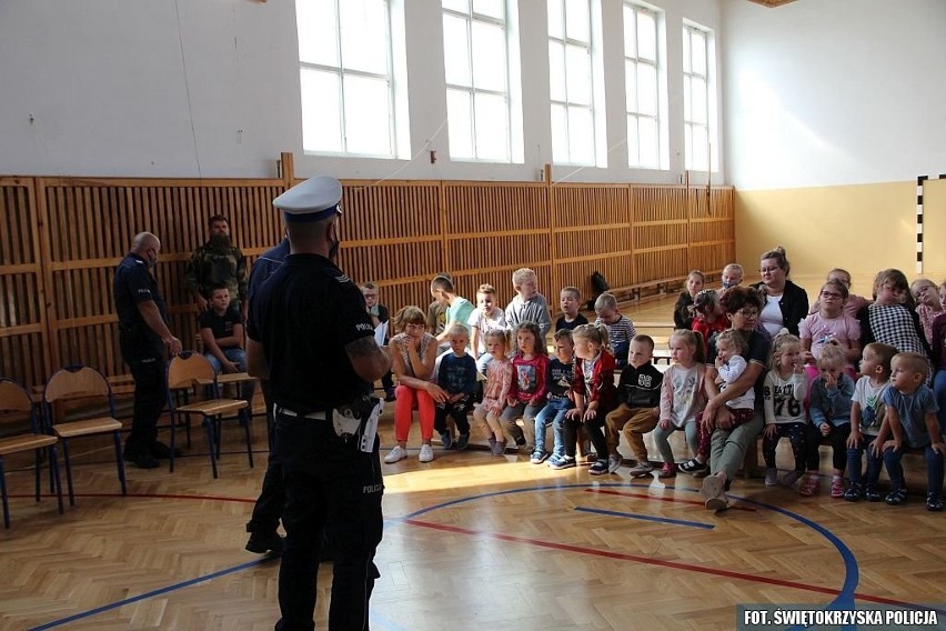 Bezpieczny powrót do szkoły. W Łubnicach uczniowie spotkali się z policjantami (ZDJĘCIA)
