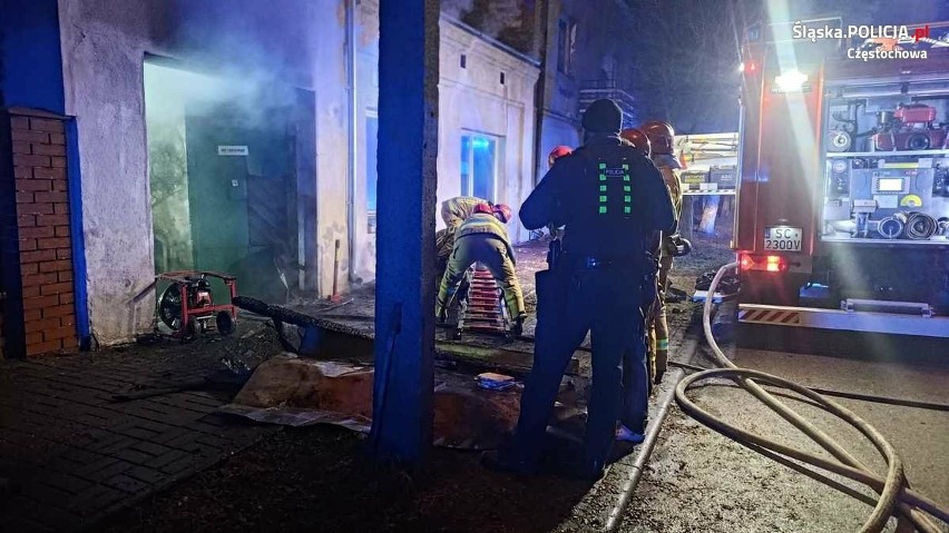Policjanci uratowali mężczyznę z płonącego budynku