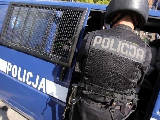 Policjanci ze Słupska zatrzymali mężczyznę, który krzesłem wybił szybę w samochodzie i pobił jego właściciela.
