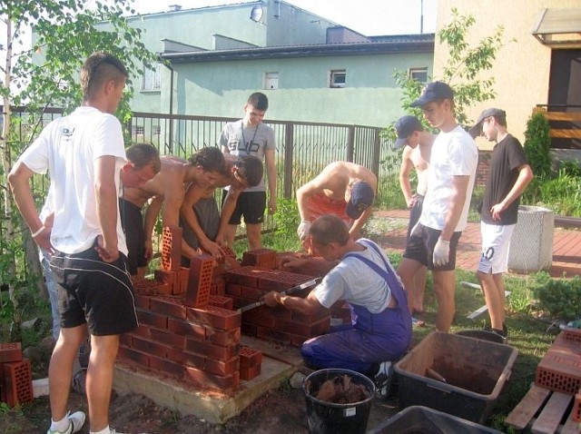 Młodzież z Wasilkowa i litewskiego miasteczka Elektrenai wspólnie budowała kominek ogrodowy. Ich wspólne dzieło powstało na placu przed Ośrodkiem Szkolenia i Wychowania OHP