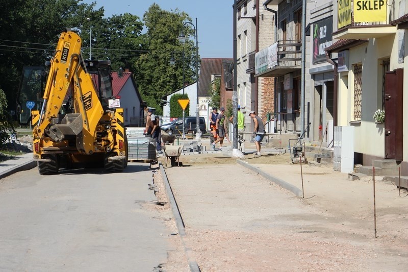 Ekipa budowlana zajęła się też porządkowaniem chodnika...