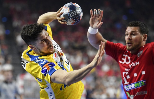 Mirsad Terzić (z prawej) z Alexem Dujszebajewem podczas półfinałowego meczu Final Four Ligi Mistrzów w 2019 roku.