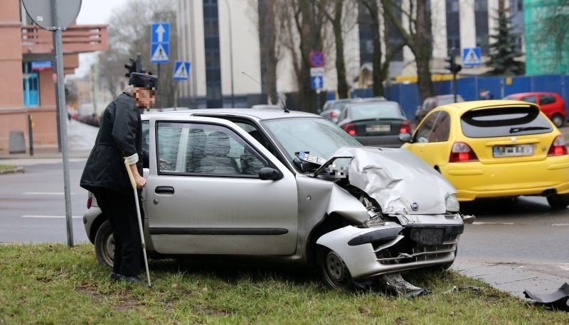 Wypadek na Uniwersyteckiej. Zderzenie autobusu z seicento [zdjęcia]