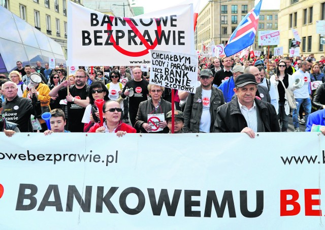 Bankowe pomysły na  kredyty we frankach Posiadacze kredytów we frankach kolejny protest zaplanowali na 11 czerwca. Chcą rozwiązań systemowych i respektowania przez banki wyroków sądów dotyczących klauzul niedozwolonych