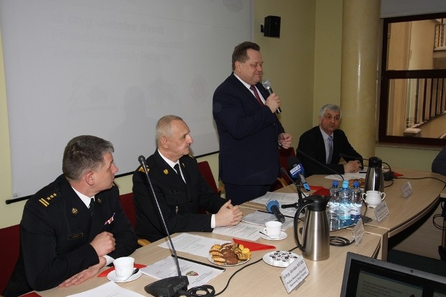 W odprawie uczestniczyli między innymi wiceminister spraw wewnętrznych i administracji Jarosław Zieliński.