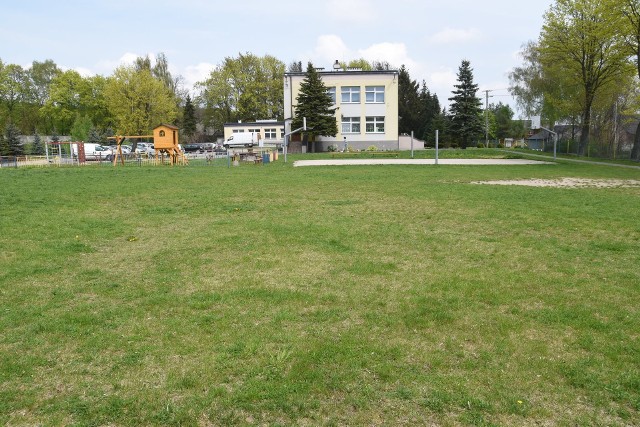 Przy Szkole Podstawowej w Potoku Wielkim powstanie nowe boisko wielofunkcyjne. Prace ruszą w najbliższych dniach. Na zdjęciu: obecnie tak wygląda boisko przy szkole.