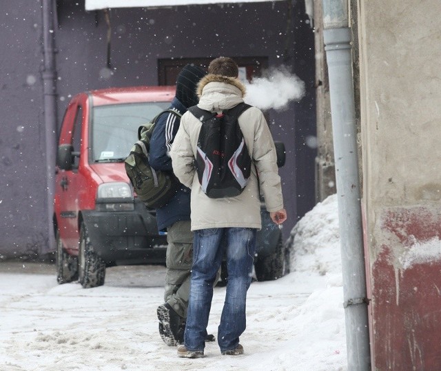 Młodzież paląca papierosy przy ulicy Prusa.
