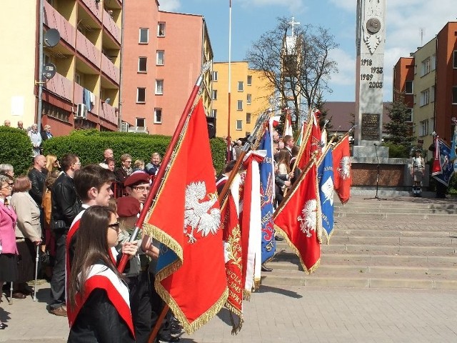 Poczty sztandarowe przed Pomnikiem Niepodległości w Starachowicach.