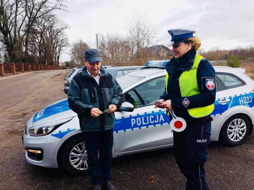 Wyszkowskie policjantki w Dniu Mężczyzny wręczały panom upominki. Akcja  „Prawdziwy mężczyzna – bezpieczny kierowca”