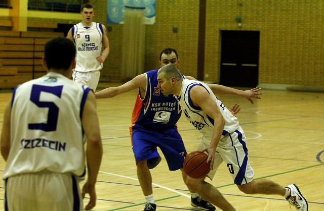 Piotr Pluta (z piłką) zdobył 20 punktów w meczu z AZS.