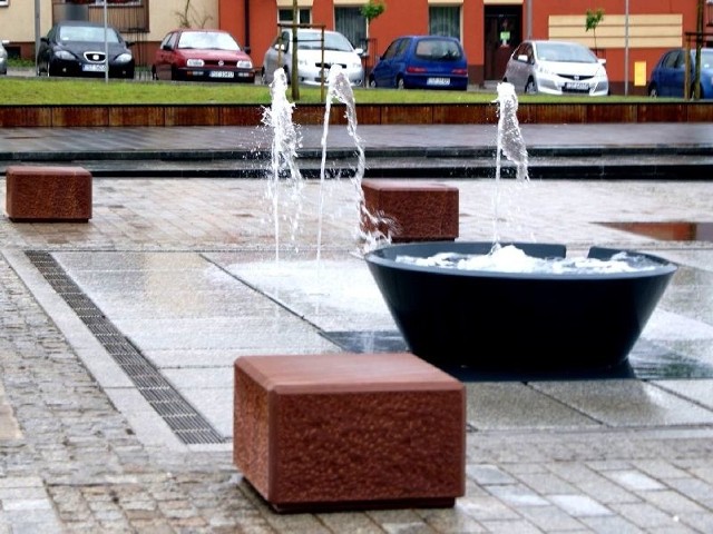Przy fontannie w rynku pojawiły się kamienne bloki.