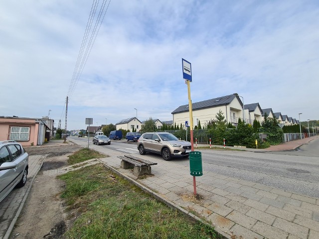 Przystanek przy ul. Traktorowej w Toruniu. Czytelnicy pytają, kiedy powstanie tam wiata. Zdjęcie sprzed naprawy przystanku.