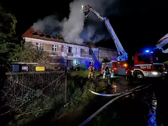 Nocna ewakuacja z płonącego domu. Pożar doszczętnie strawił budynek.