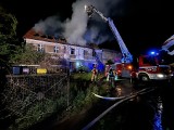 Ogromny pożar strawił dom pod Wrocławiem. W budynku mieszkała rodzina z dzieckiem. Strażacy zarządzili ewakuację