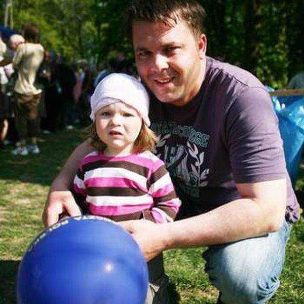 Rafał przyjechał na turniej rycerski do Iłży z dwuletnią córeczka Oliwią. Dziewczynce bardzo podobały się pokazy rzemieślnicze.