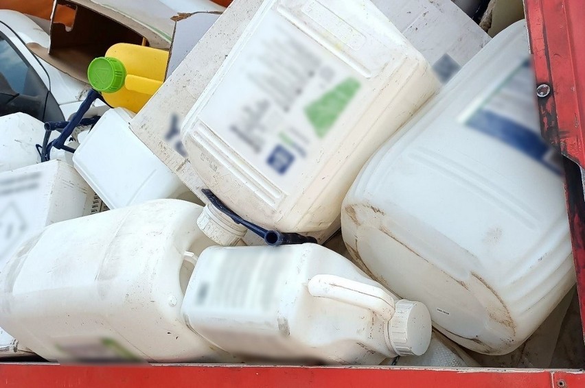 Nielegalne odpady na S8. 150 kg opakowań zawierało niebezpieczne substancje