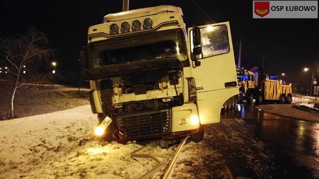 W niedzielę wieczorem na rondzie w Łubowie ciężarówka wjechała w barierki