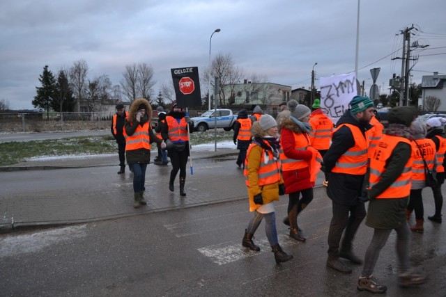 Protest przeciwko giełdzie w Cieplewie [6.01.2019]. Mieszkańcy zablokowali dojazd do miejsca handlu