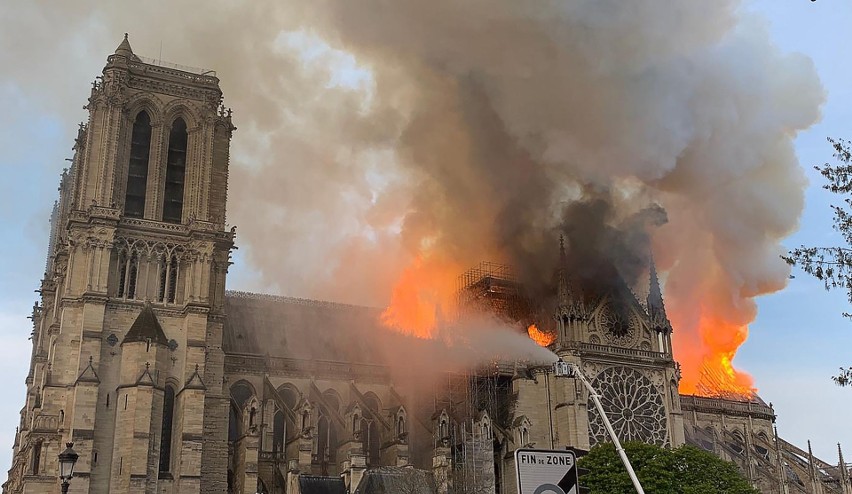 Francja: Pożar katedry Notre Dame w Paryżu NA ŻYWO [ZDJĘCIA Z WNĘTRZA] Spłonął dach katedry ZNISZCZENIA Katedra zostanie odbudowana