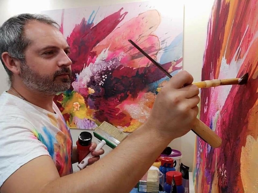 Michał Jamioł z Kielc tworzy niezwykłe obrazy. Abstrakcja i action painting działają na wyobraźnię