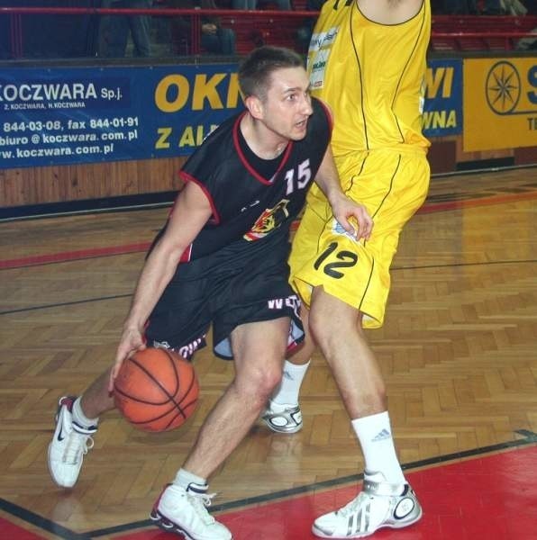 Czy koszykarze Stali Stalowa Wola (z piłką Rafał Partyka) i Siarki Tarnobrzeg będą grać nadal w &#8220;centralnej&#8221; pierwszej lidze czy w dwóch &#8220;lokalnych&#8221;?