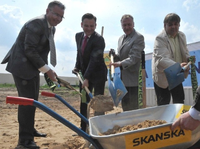 Budowę symbolicznie rozpoczęli przedstawiciele miasta i inwestora (fot. Paweł Janczaruk)