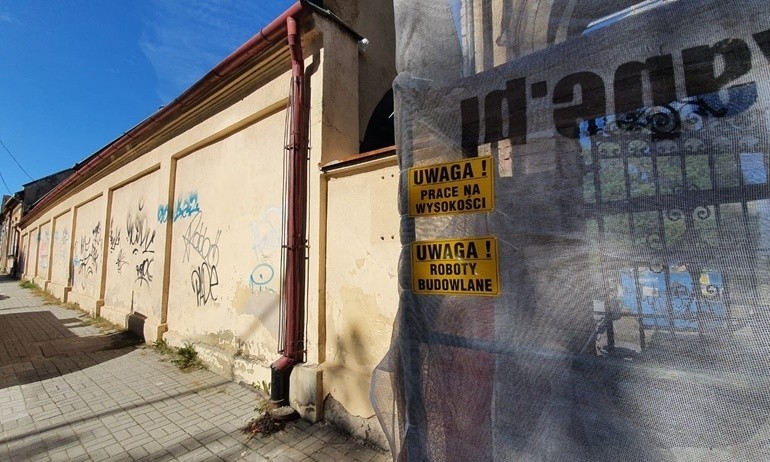 Kto zdewastował mur cmentarza w Bielsku-Białej? Policja bada sprawę