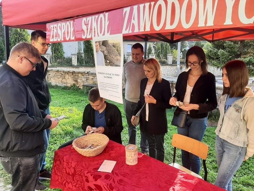 Szkoła w Skalbmierzu pomaga Kacprowi stanąć na nogi. Wspiera absolwenta, który uległ nieszczęśliwemu wypadkowi [ZDJĘCIA]