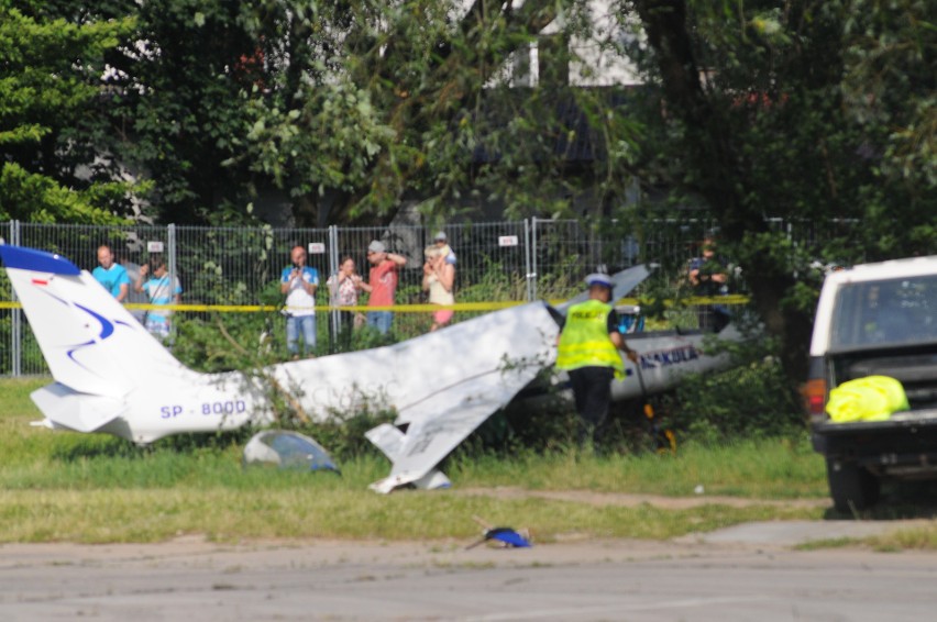 Awaryjne lądowanie szybowca w czasie Małopolskiego Pikniku Lotniczego, pokazy były wstrzymane