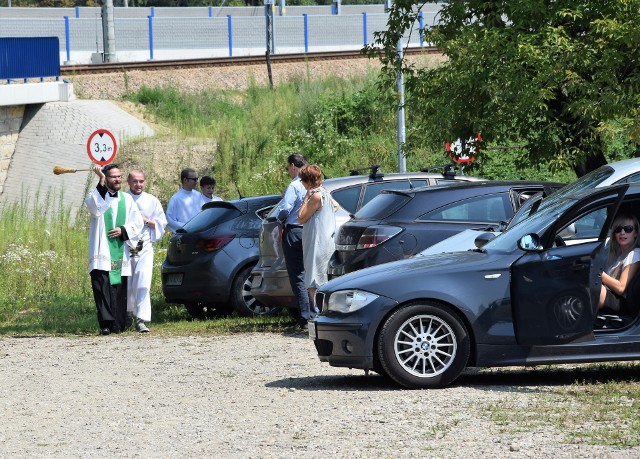 Święcenie pojazdów po mszach świętych w parafii w Tarnowie na Terlikówce