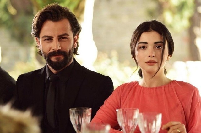 Erhan przychodzi do domu Narin i Kemala na kolację. Narin nie wie, jak się zachować. Oya i Şehriye są zachwycone gościem. Sefer postanawia powiedzieć Emirowi, co zrobiła Nigar.