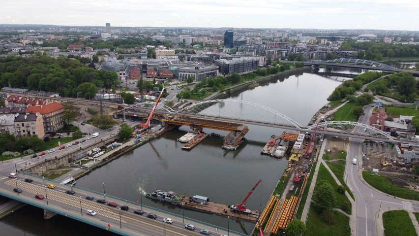 Kraków. Kosztowna budowa mostu pieszo-rowerowego nad Wisłą. Trzeba zapłacić za dodatkowe prace