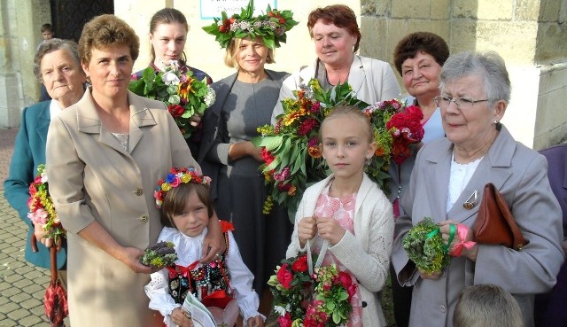 W uroczystym święceniu wianków w Skalbmierzu wzięli udział i dorośli, i młodzież.