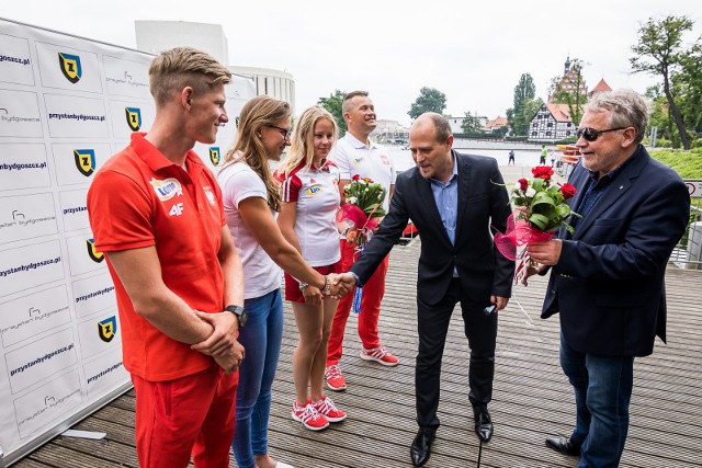 Zawiszanie odebrali gratulacje za świetny występ od władz CWZS Zawisza Bydgoszcz.