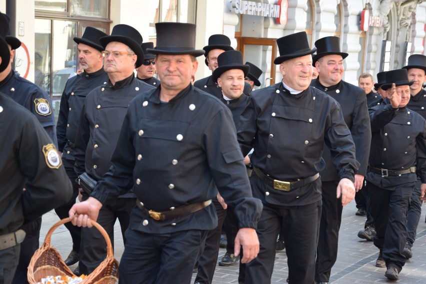 Kominiarze przeszli w paradzie przez Tarnów z racji swojego święta [ZDJĘCIA]