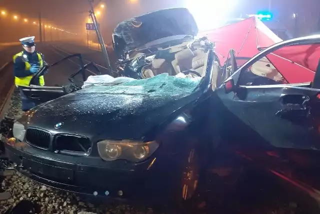 W wypadku BMW śmierć na miejscu poniosła 22-letnia pasażerka. Kierowca trafił do szpitala.