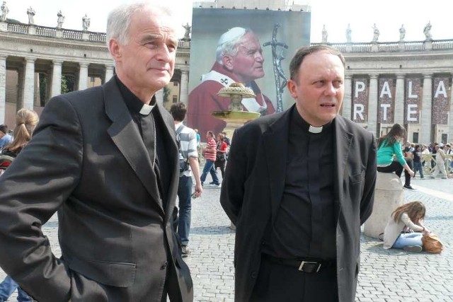 Ksiądz biskup Marian Florczyk z diecezji kieleckiej z księdzem Henrykiem Jagodzińskim, który pracuje w Sekretariacie Stanu w Watykanie. Z tylu portret Jana Pawla II. Zdjęcia z bazyliki Świętego Piotra w kaplicy świętego Sebastiana gdzie będzie trumna ze szczątkami Jana Pawla II.