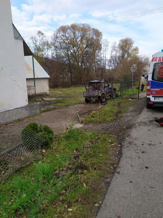 Trzemeśnia. Samochód wjechał w ogrodzenie        