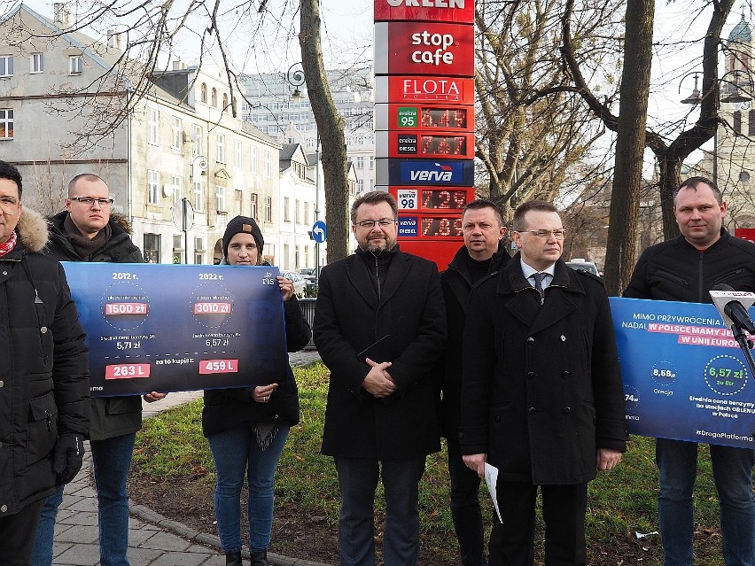 Łódzki PiS chce przekonać opozycję: " W Polsce mamy jedne z najniższych cen paliw w Europie"
