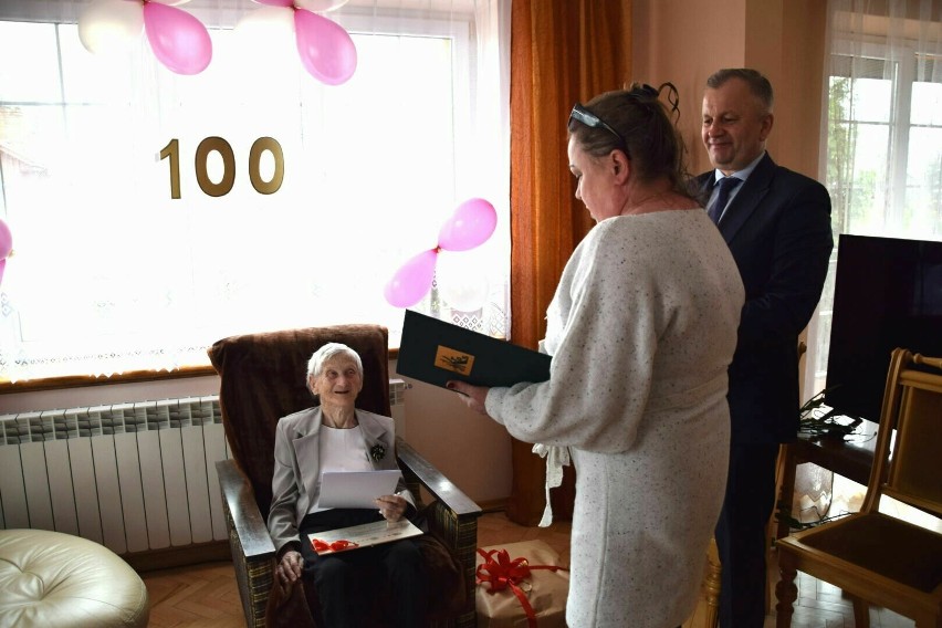 Stefania Kaczmarska z Połańca świętowała setne urodziny. Były prezenty i życzenia