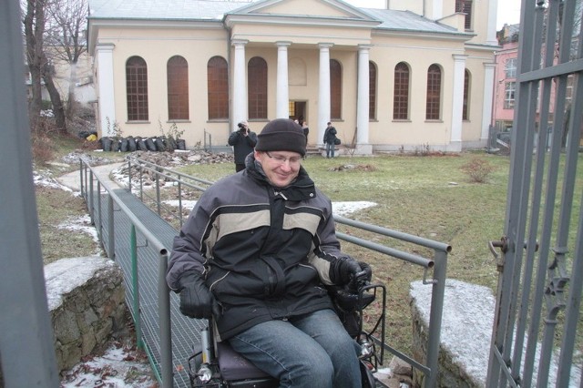 Niepełnosprawny członek kościoła, Adam Bałaga cieszy się, że będzie teraz mógł dojeżdżać bez przeszkód.