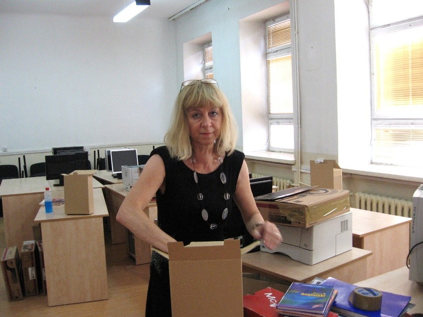 Alina Włodarz pakuje komputery