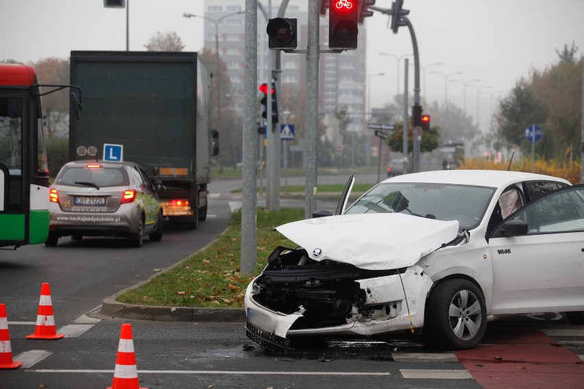 Przed godziną 8 w piątek doszło do zderzenia na rondzie...